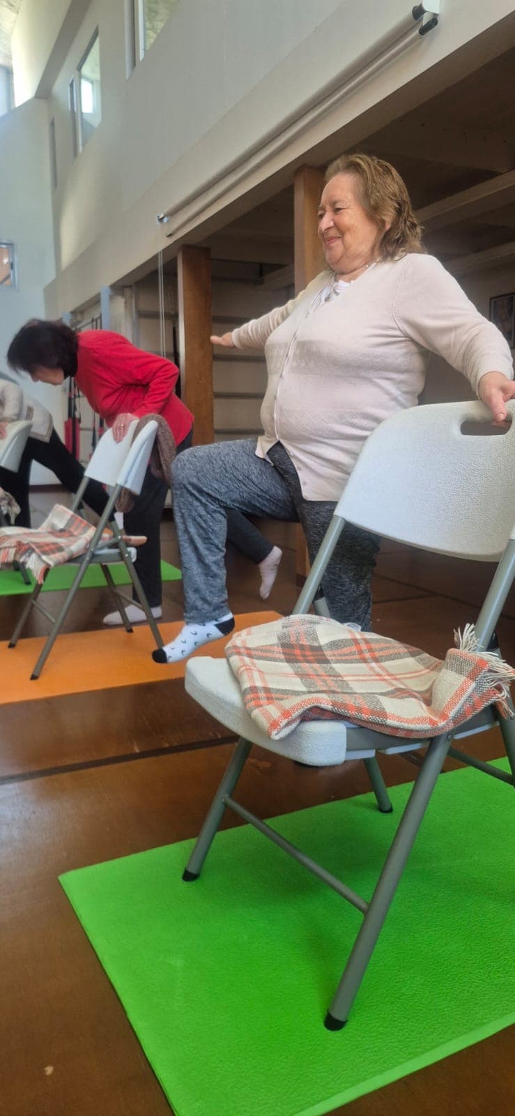 Clase de yoga en silla