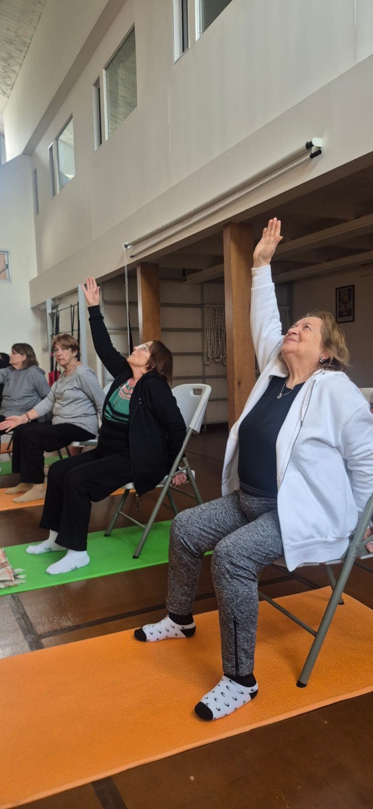 Clase de yoga en silla
