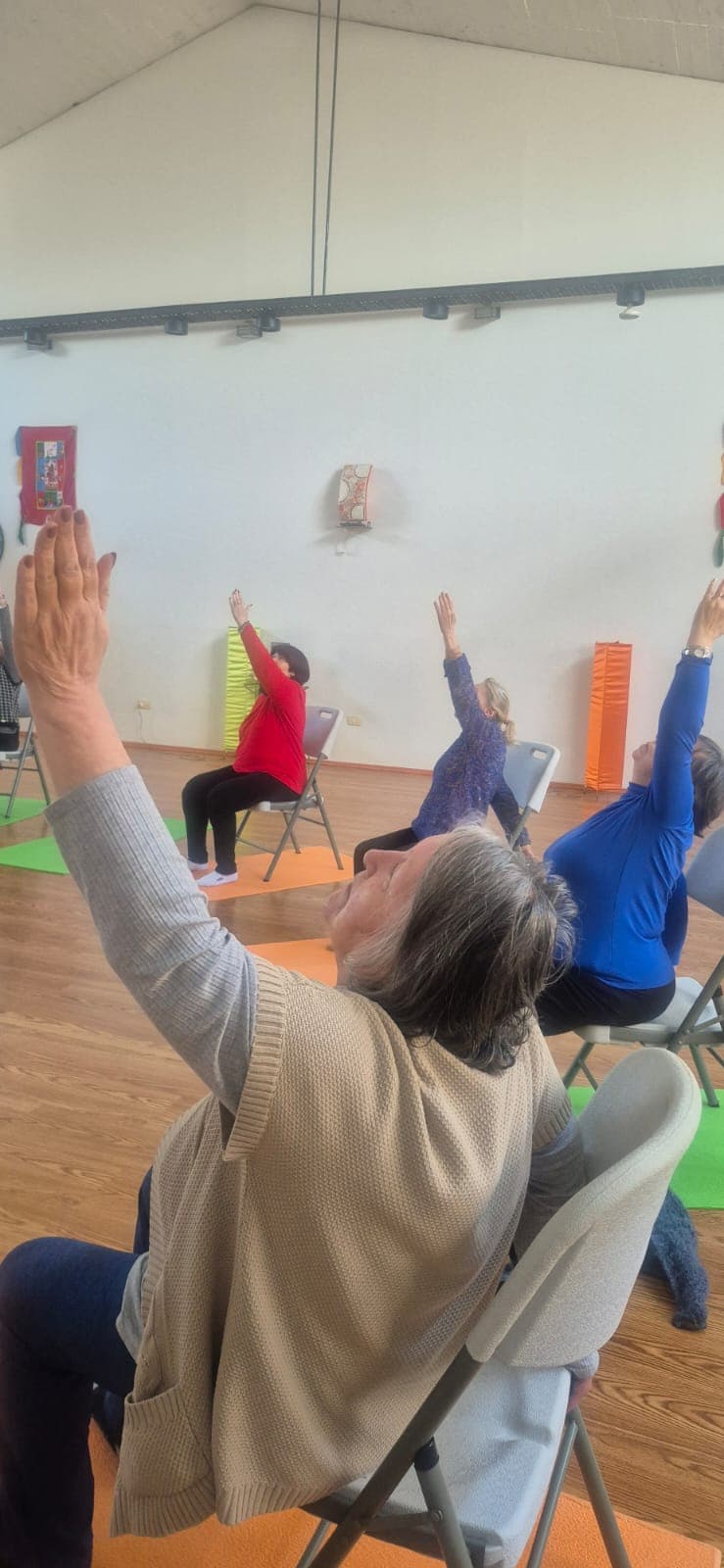 Clase de yoga en silla