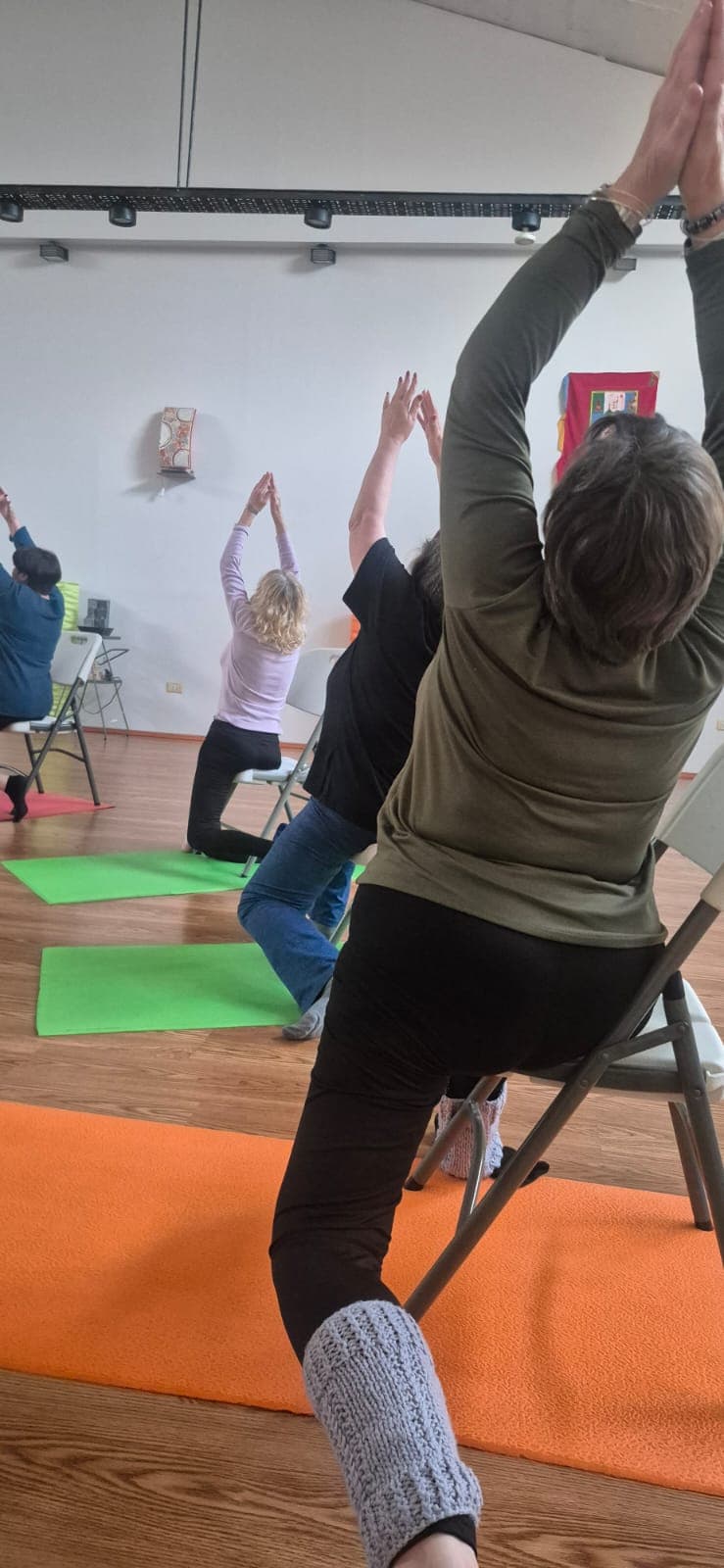 Clase de yoga en silla