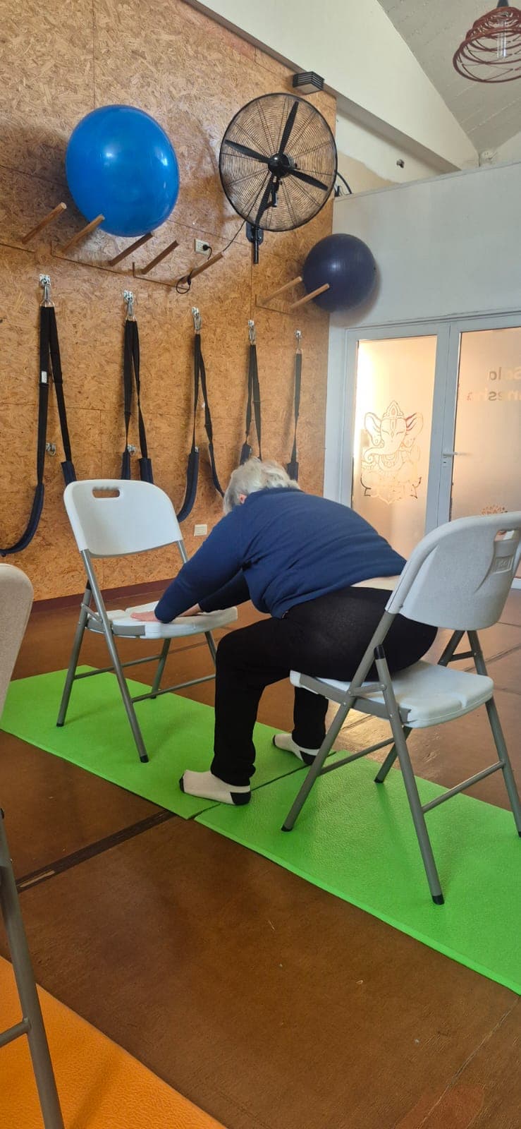 Clase de yoga en silla