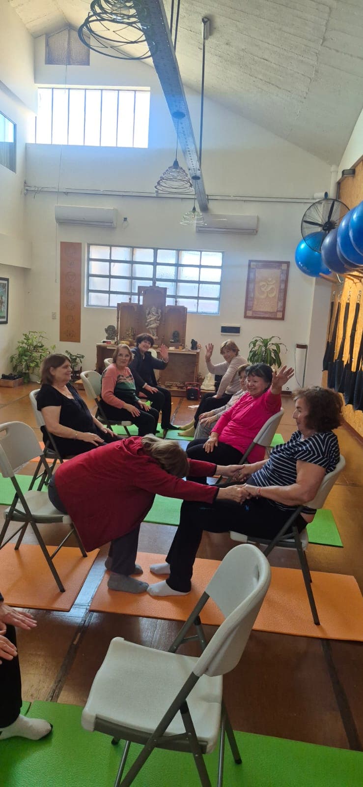 Clase de yoga en silla