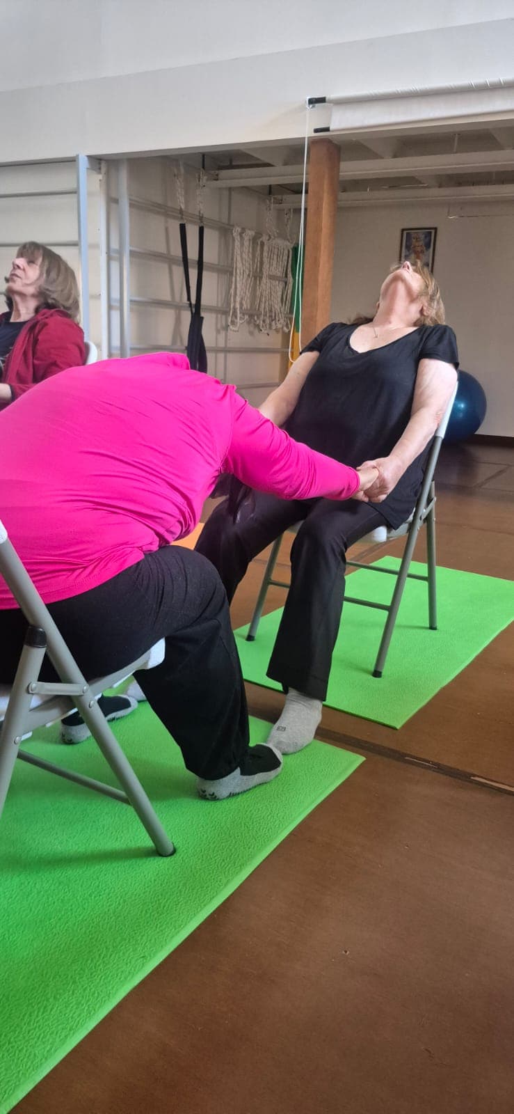 Clase de yoga en silla
