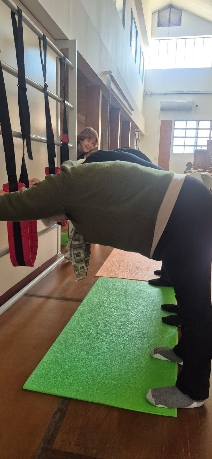 Clase de yoga en silla