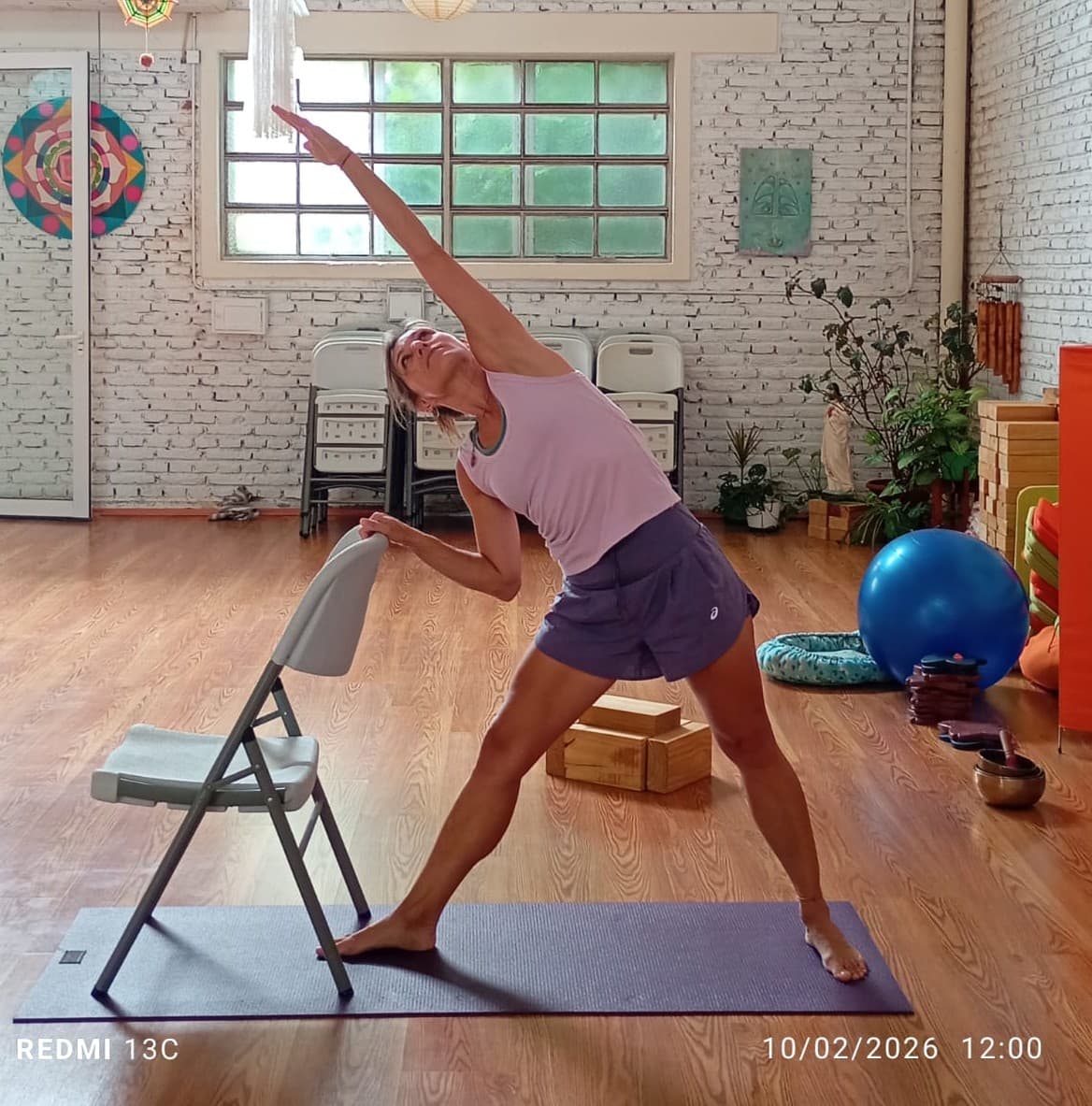 Sonia practicando yoga en silla